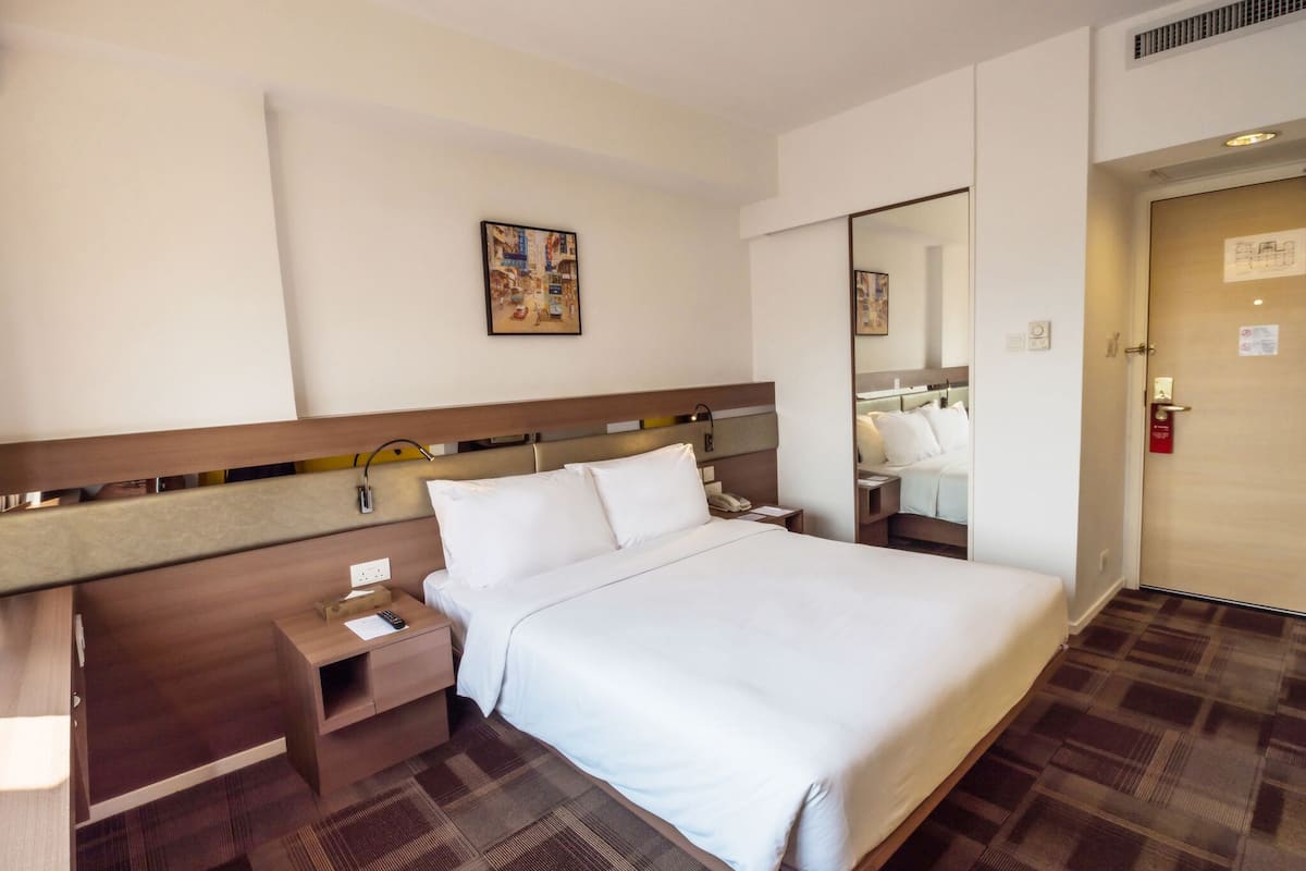 In-room safe, desk, free WiFi