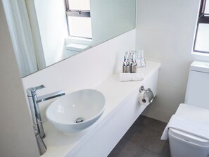 Shower, hair dryer, slippers, towels - Travelodge Kowloon (Kowloon)