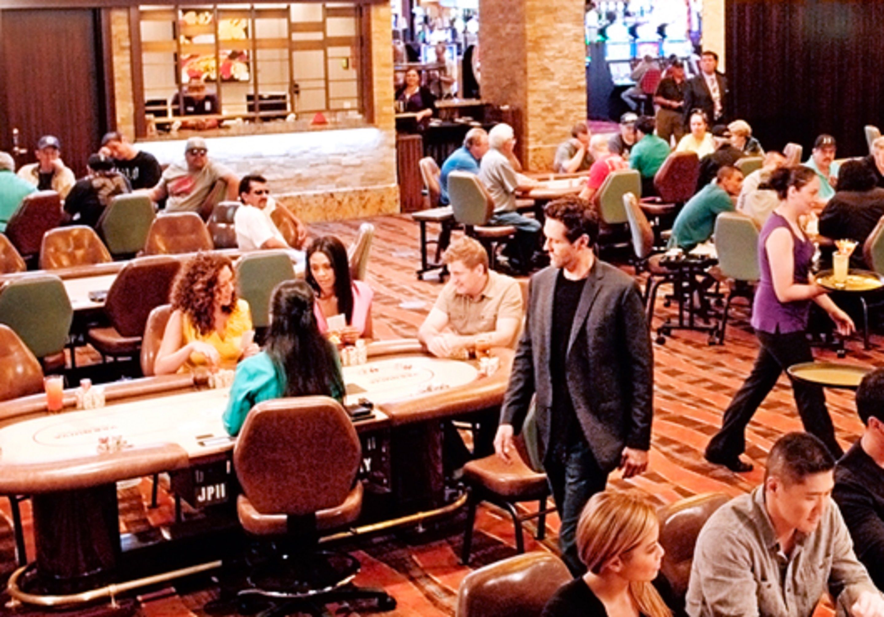 Un casino con múltiples mesas de blackjack y diferentes opciones de asientos.
