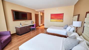 Kahden hengen standard-huone, 2 parisänkyä | Ylelliset vuodevaatteet, työpöytä, silitysrauta/-lauta