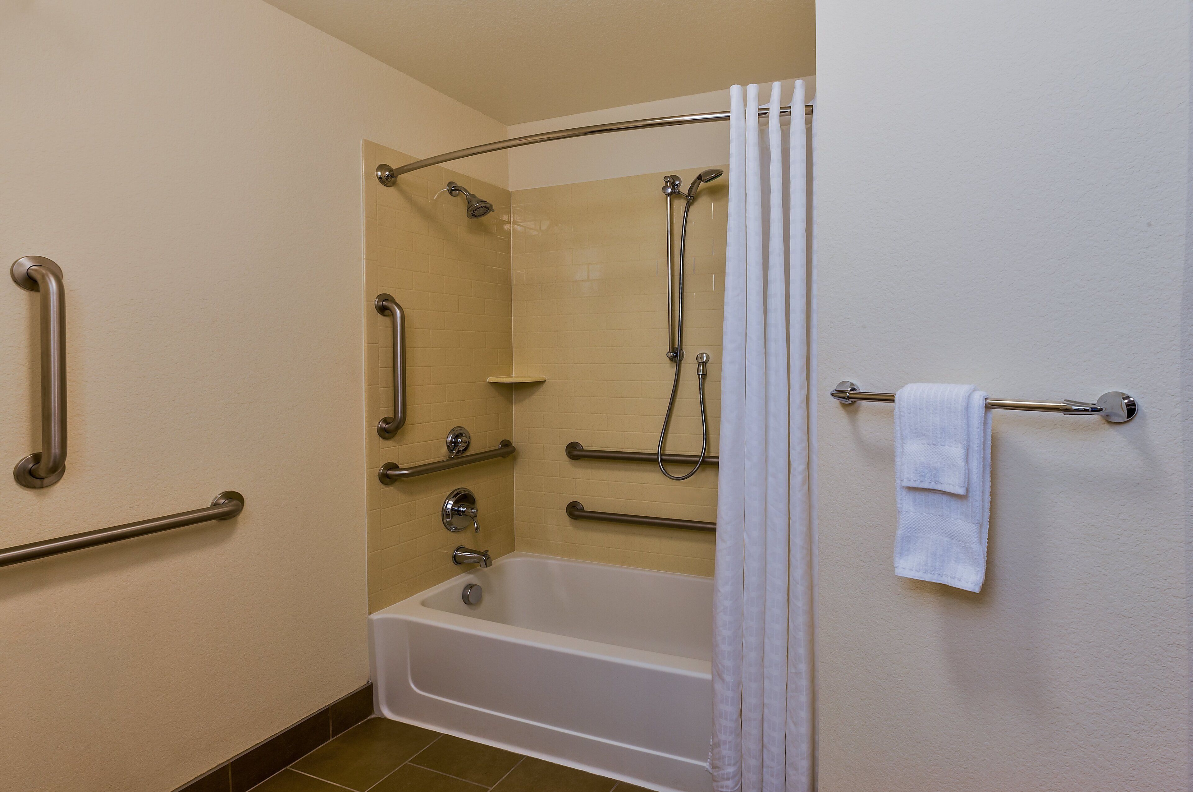 combined shower/bathtub, towels