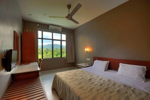Deluxe Double Room | Iron/ironing board, free WiFi