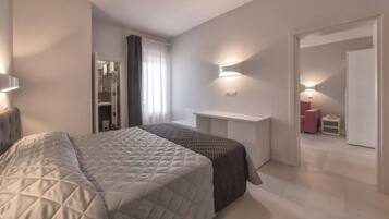 Un dormitorio moderno con una cama grande, un escritorio y un vestidor.
