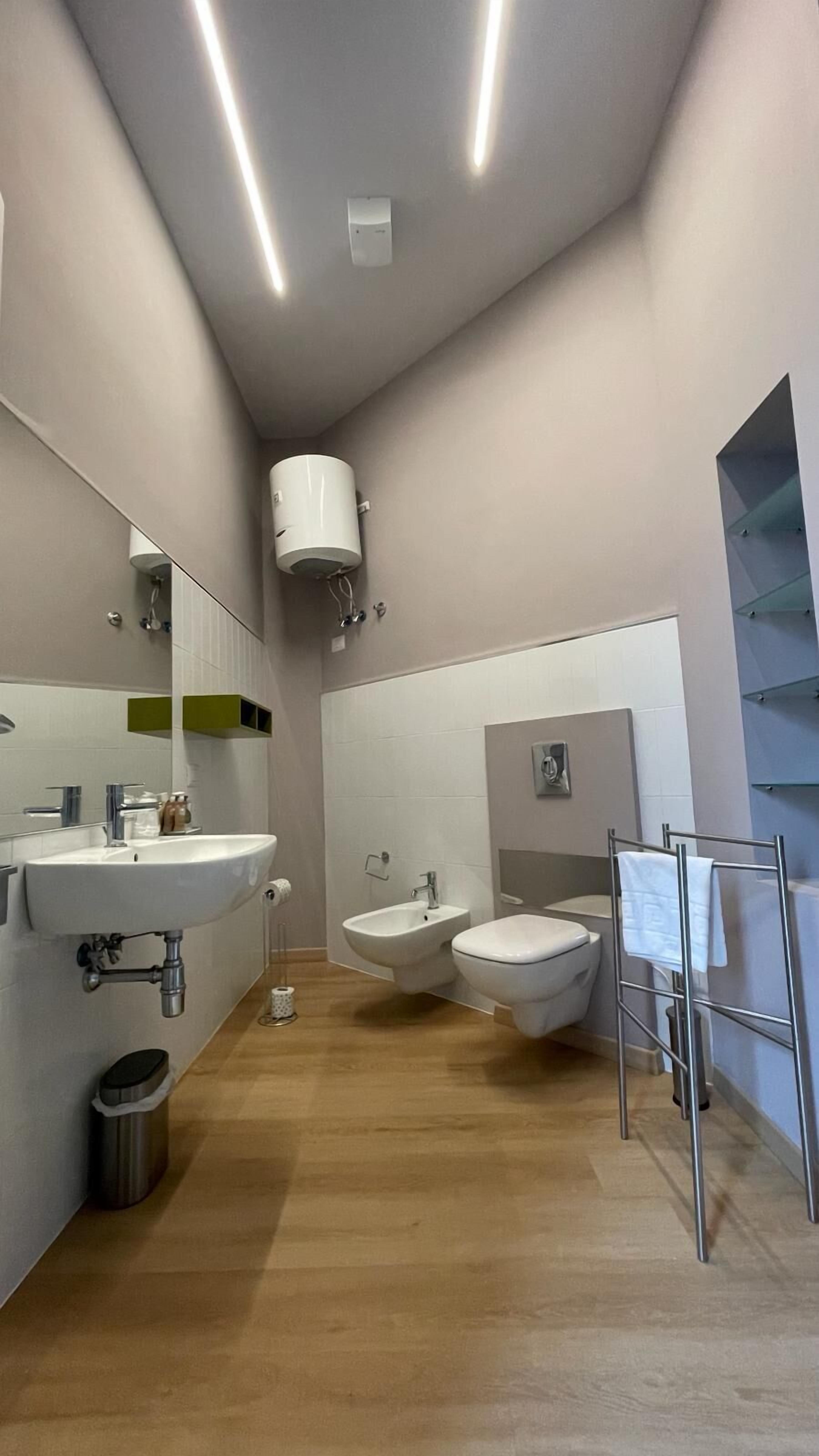 deluxe suite | bathroom | shower, free toiletries, hair dryer, slippers