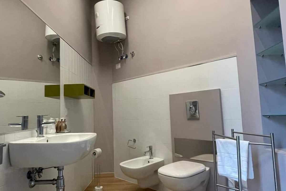 deluxe suite | bathroom | shower, free toiletries, hair dryer, slippers