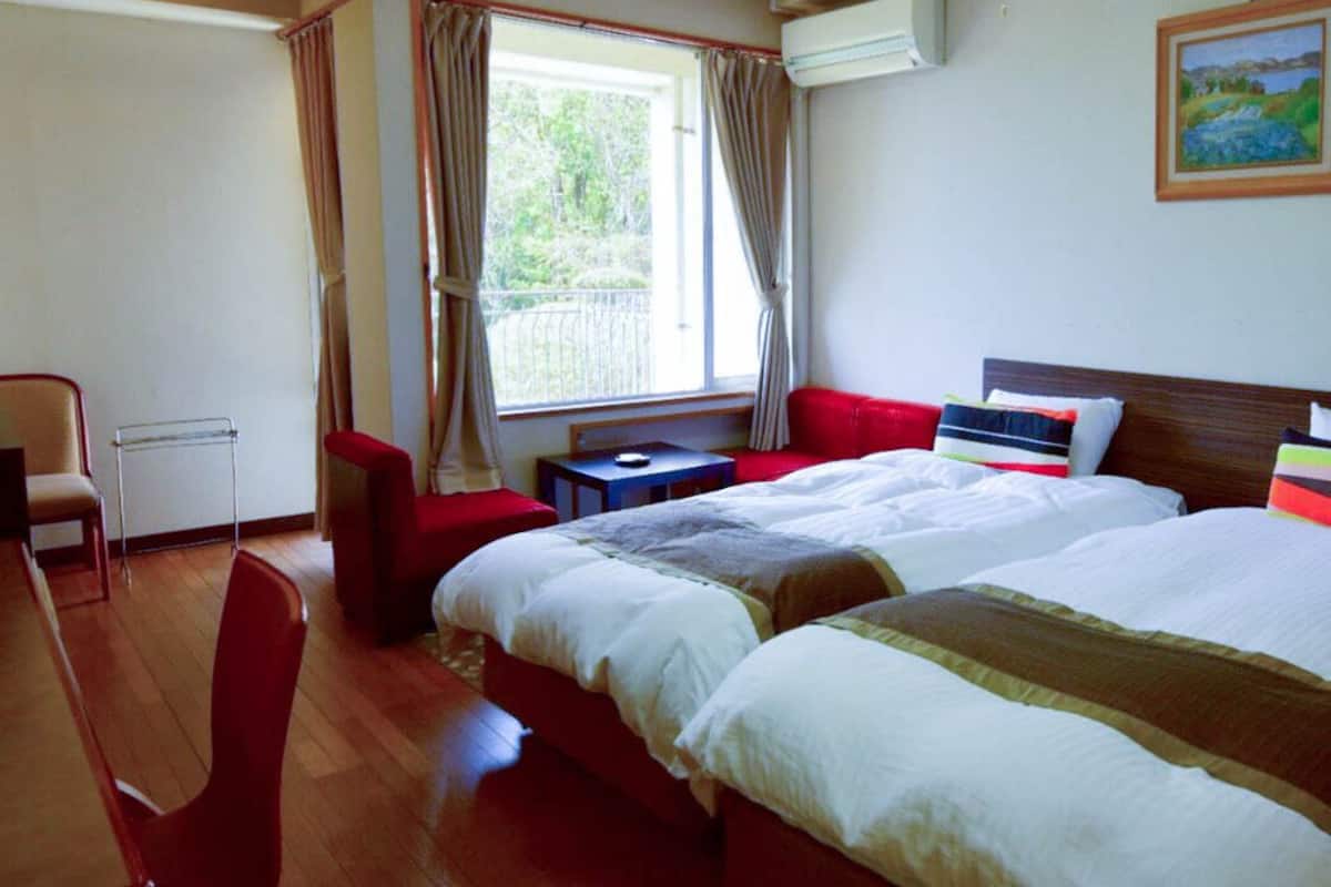 Down comforters, in-room safe, free WiFi