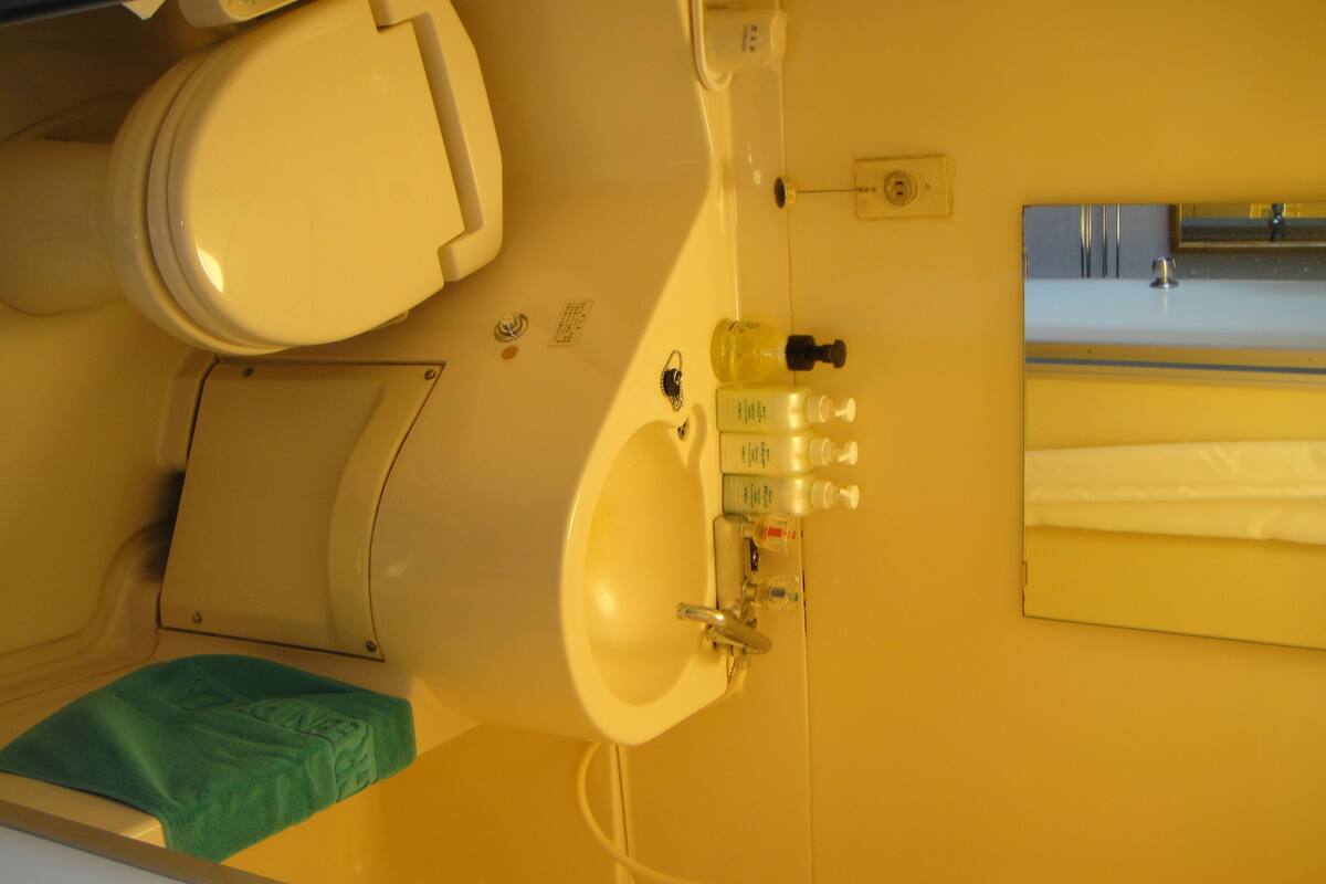 standard room, 2 single beds | bathroom | hair dryer, slippers, towels