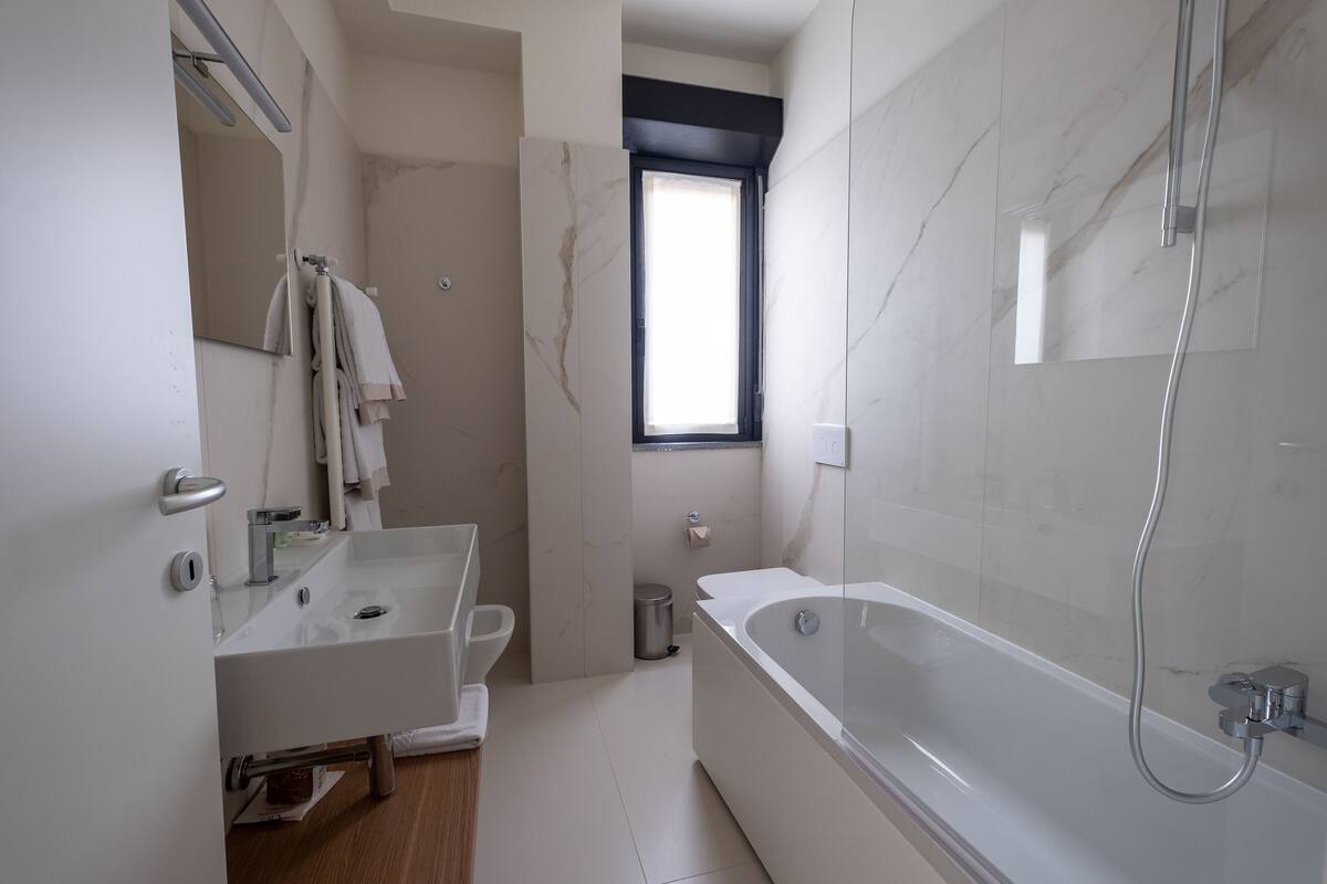 suite | bathroom | free toiletries, hair dryer, towels