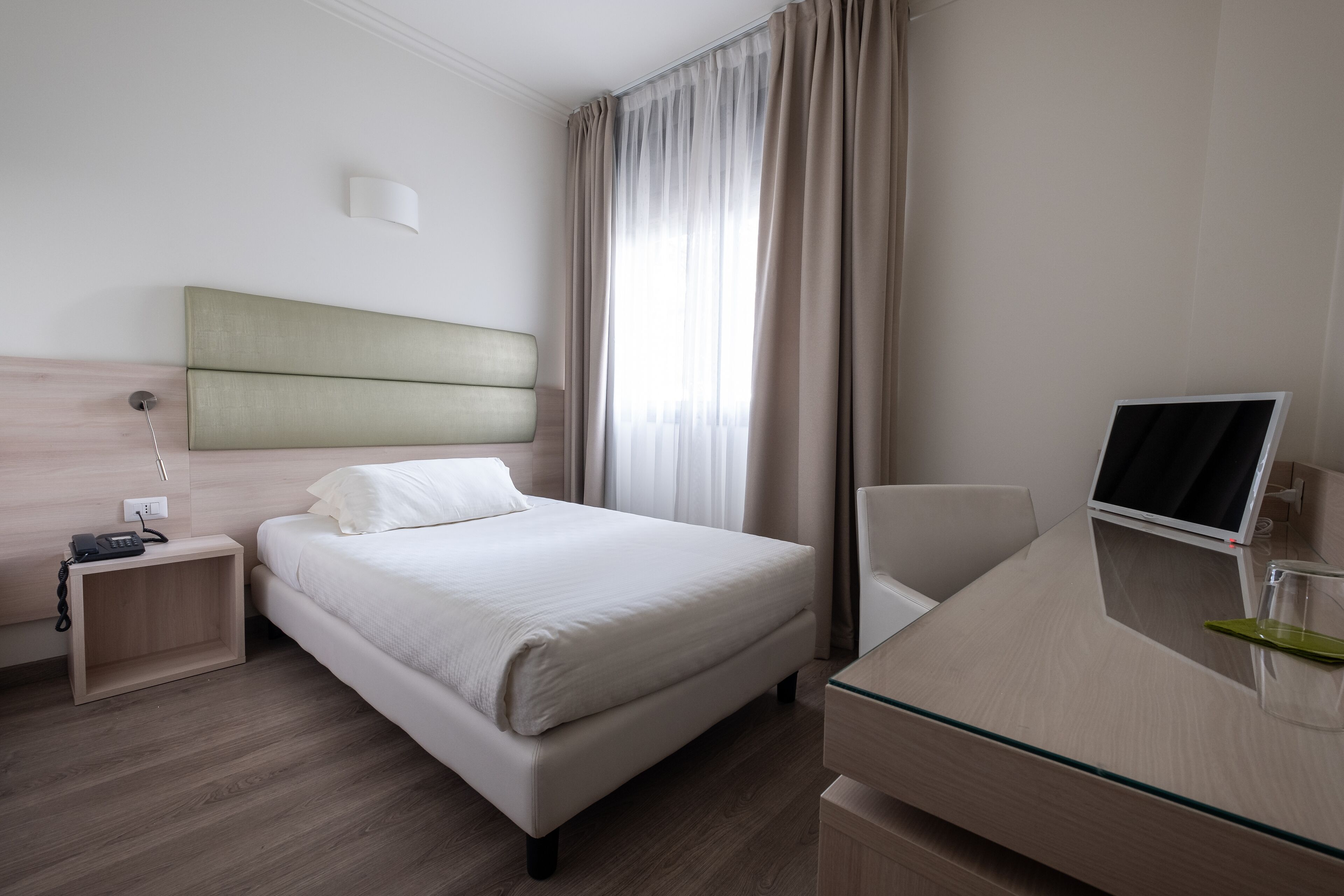 standard single room | down duvets, minibar, in-room safe, desk