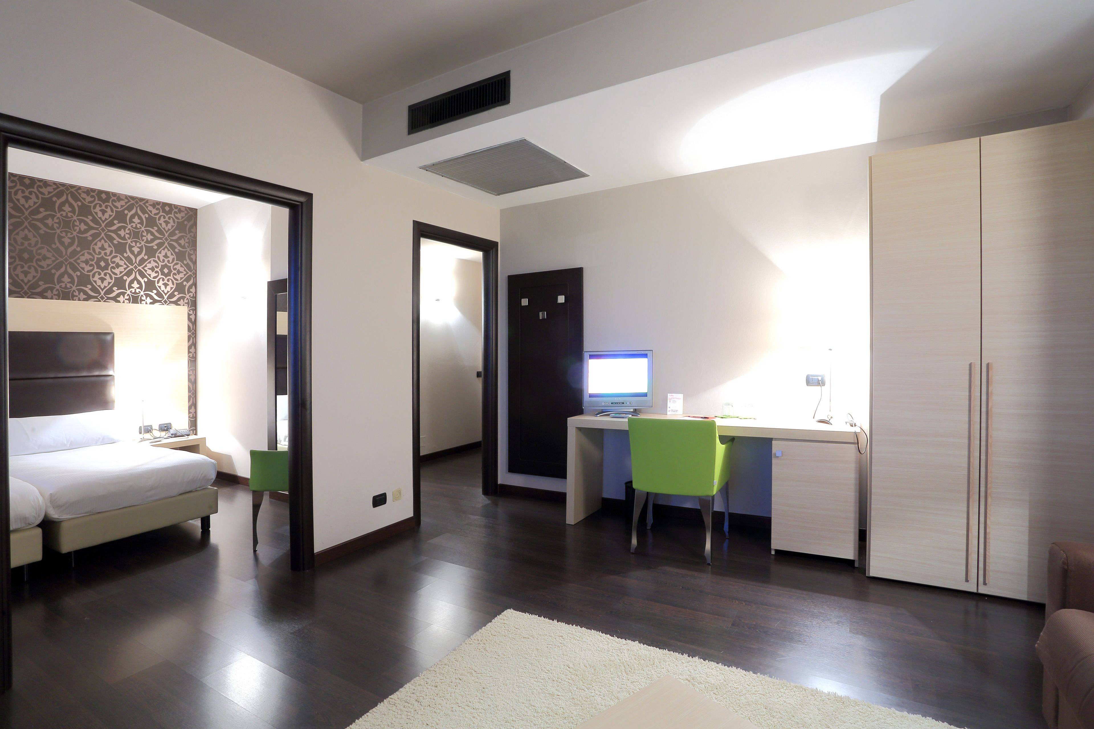 suite | down duvets, minibar, in-room safe, desk