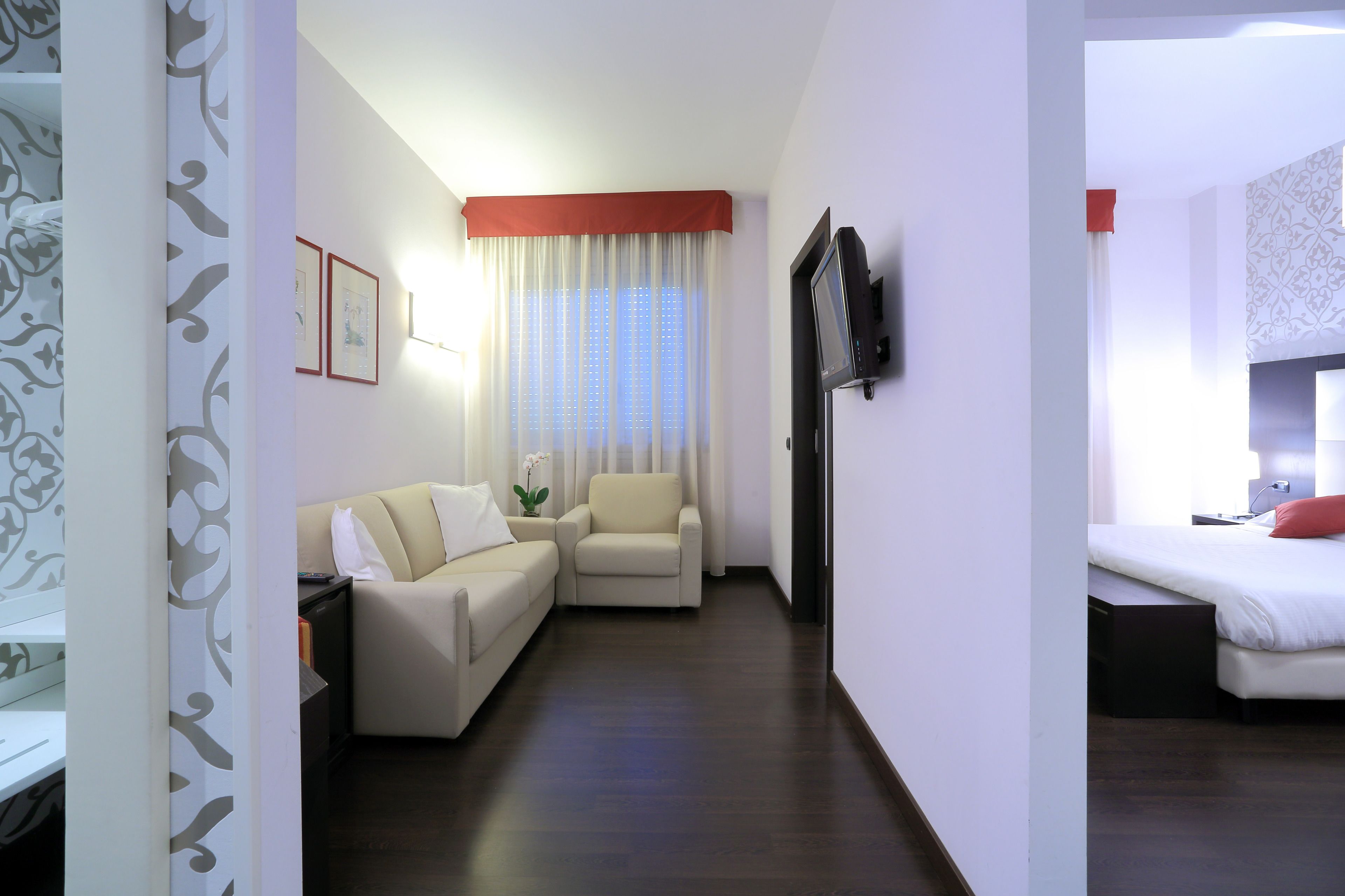 suite | down duvets, minibar, in-room safe, desk