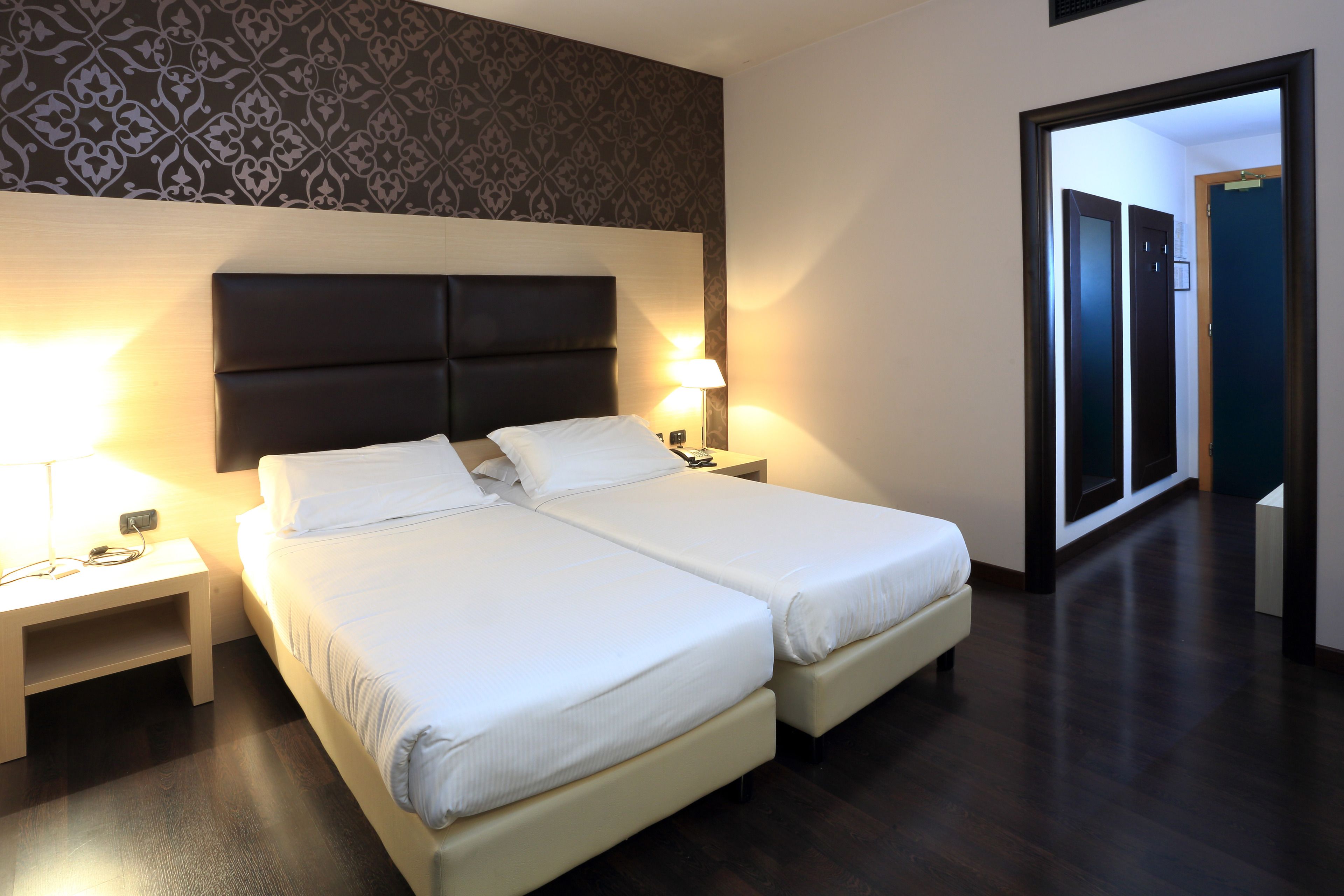 standard room, 2 single beds | down duvets, minibar, in-room safe, desk