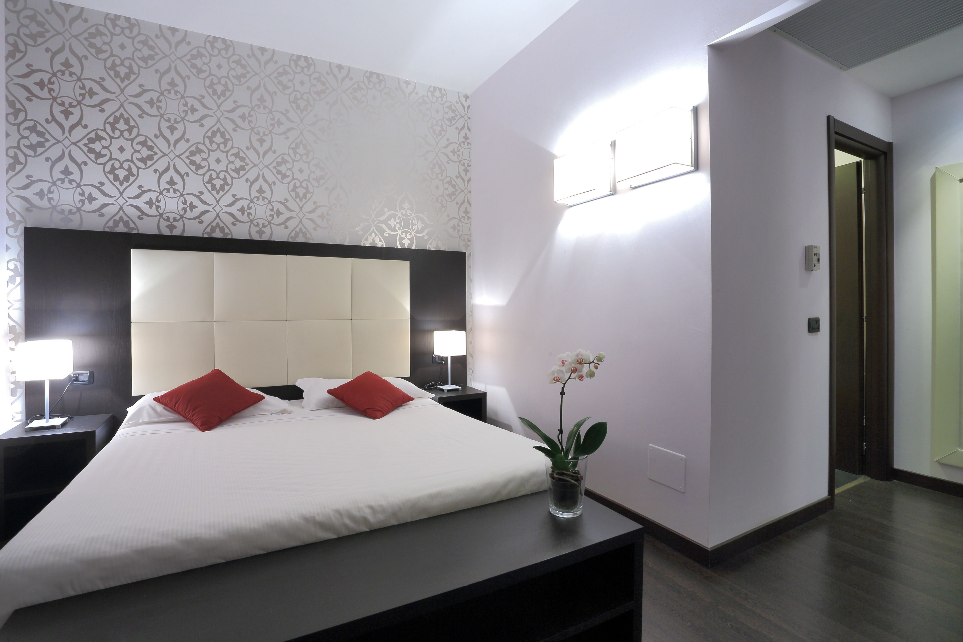 suite | down duvets, minibar, in-room safe, desk