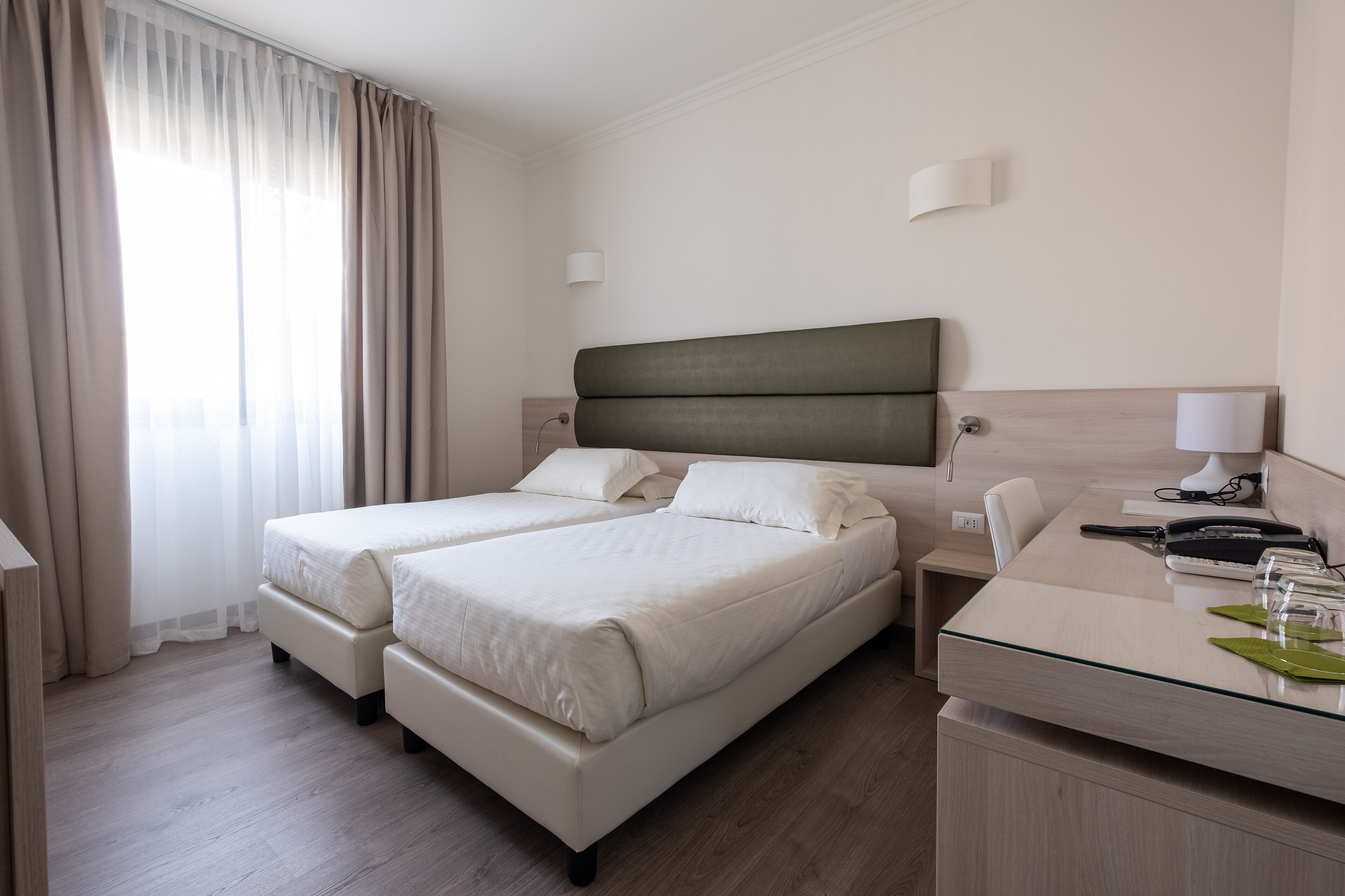 standard room, 2 single beds | down duvets, minibar, in-room safe, desk