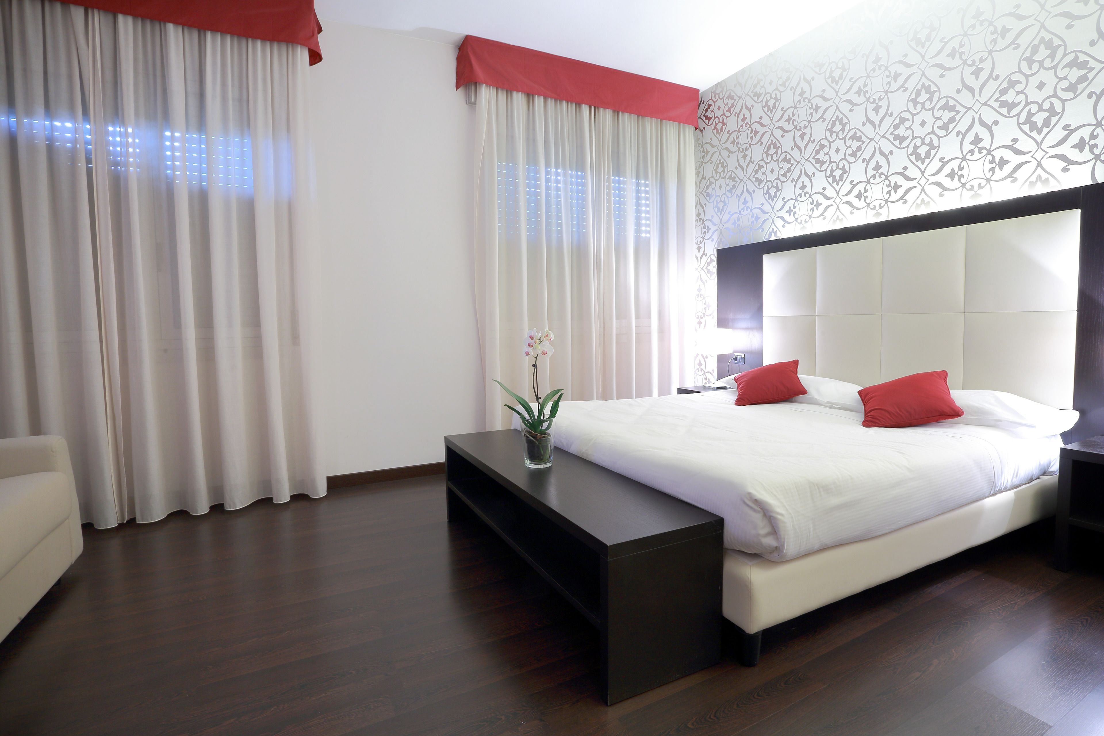 suite | down duvets, minibar, in-room safe, desk