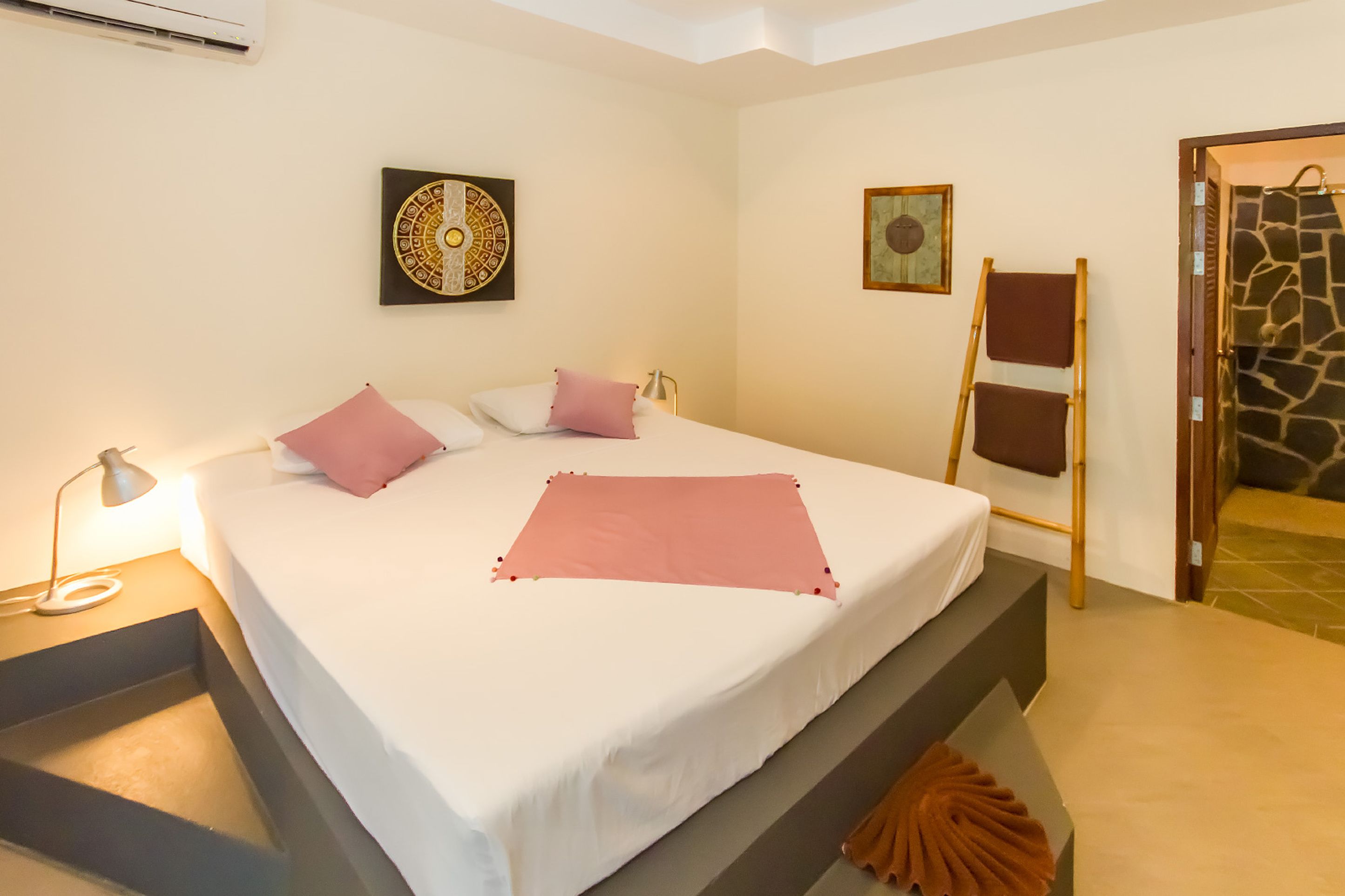 deluxe room, 1 double bed | minibar, in-room safe, cots/infant beds, rollaway beds