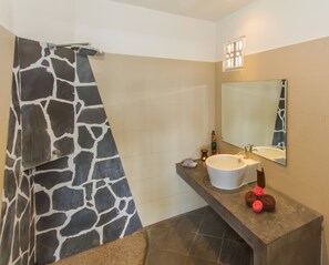 Een douche, gratis toiletartikelen, een haardroger, handdoeken
