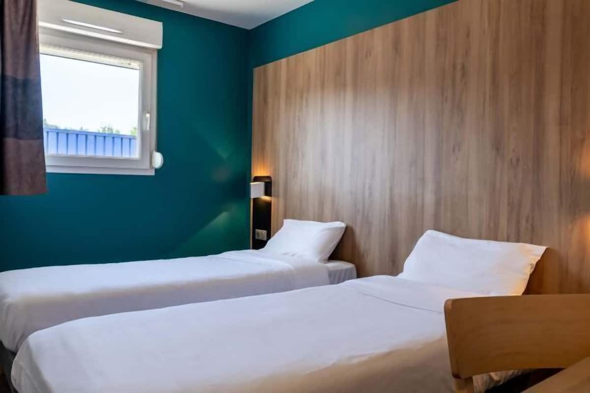 Ropa de cama de alta calidad, escritorio, insonorización y wifi gratis