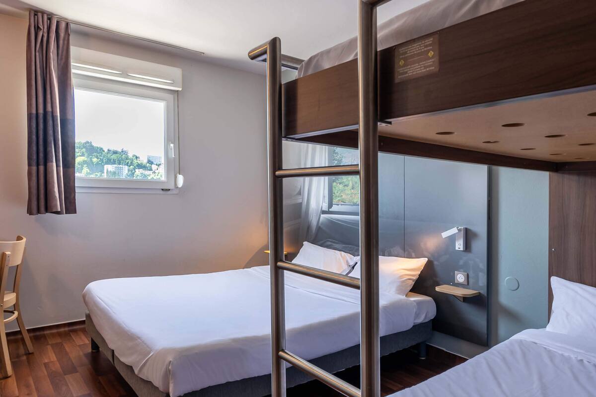 Habitación cuádruple, para no fumadores | Ropa de cama de alta calidad, escritorio, insonorización y wifi gratis