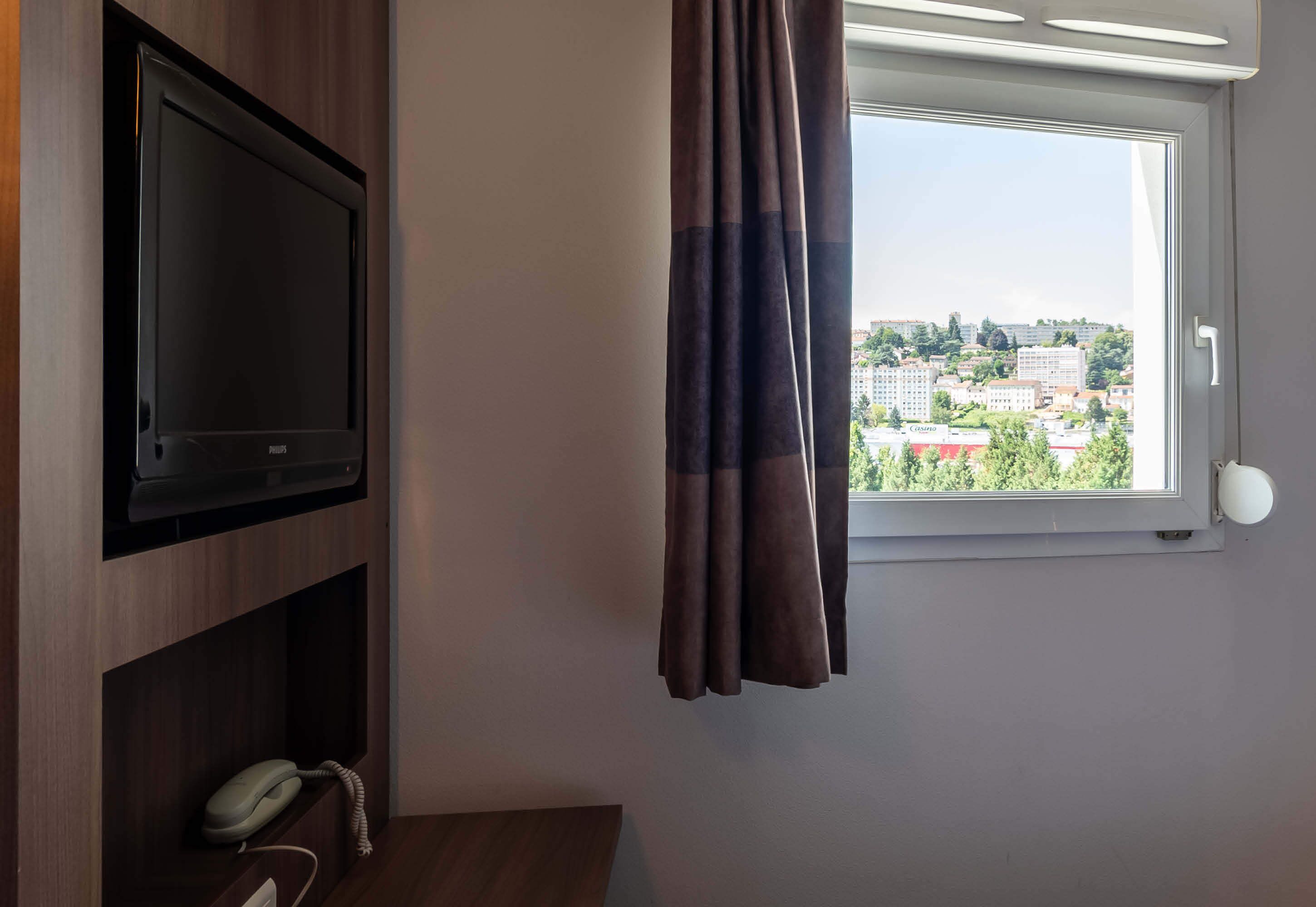 1 bedroom, premium bedding, desk, soundproofing