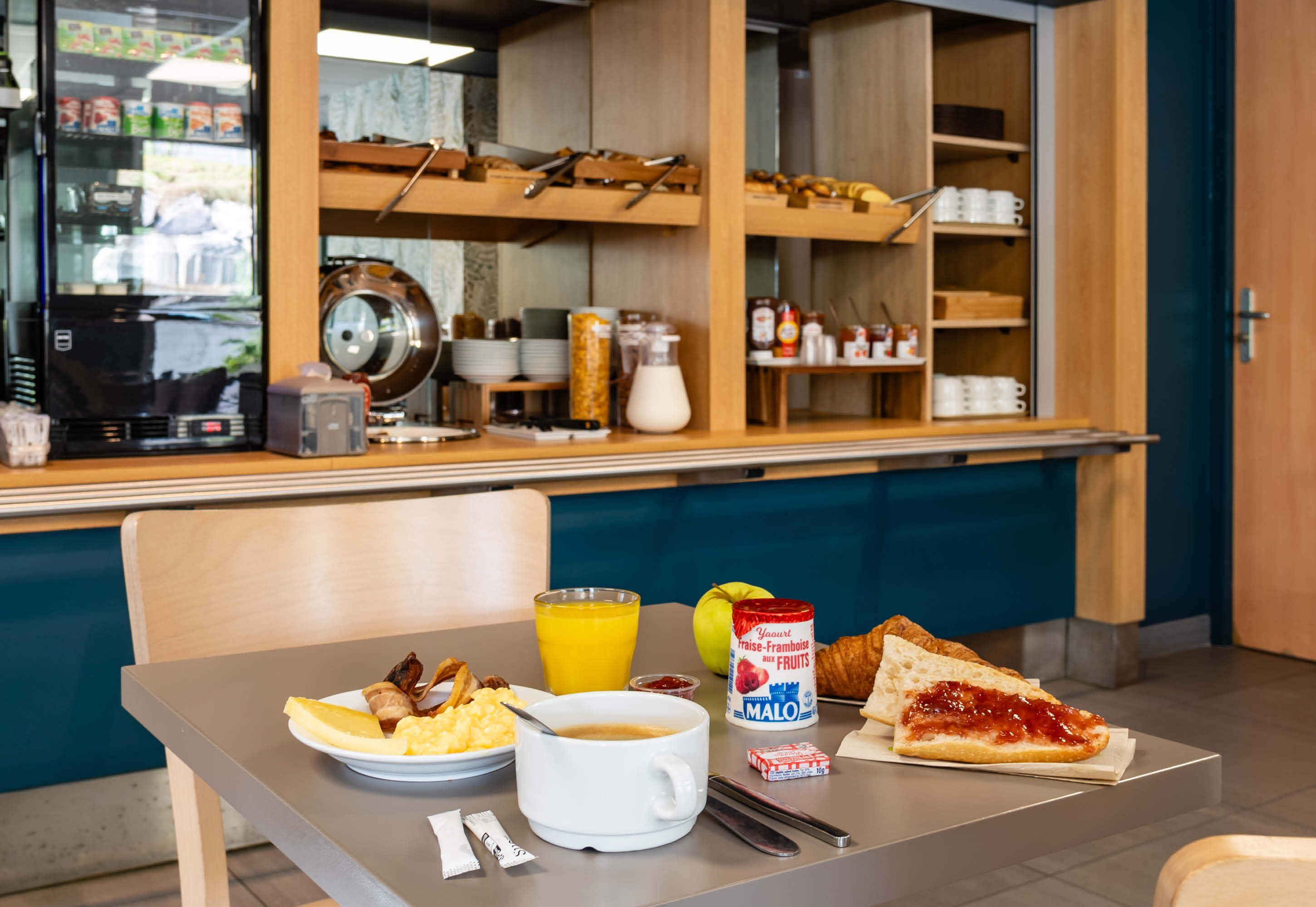 daily buffet breakfast for a fee