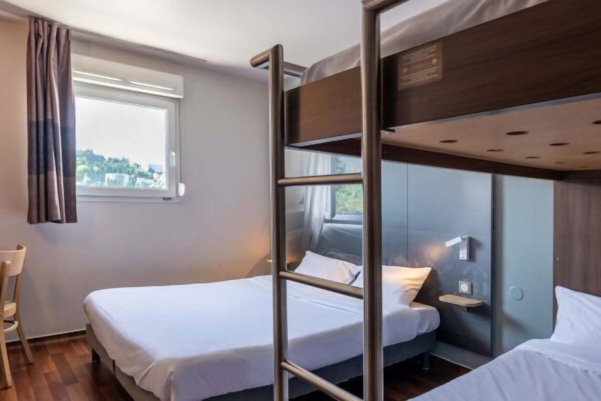 Ropa de cama de alta calidad, escritorio, insonorización y wifi gratis