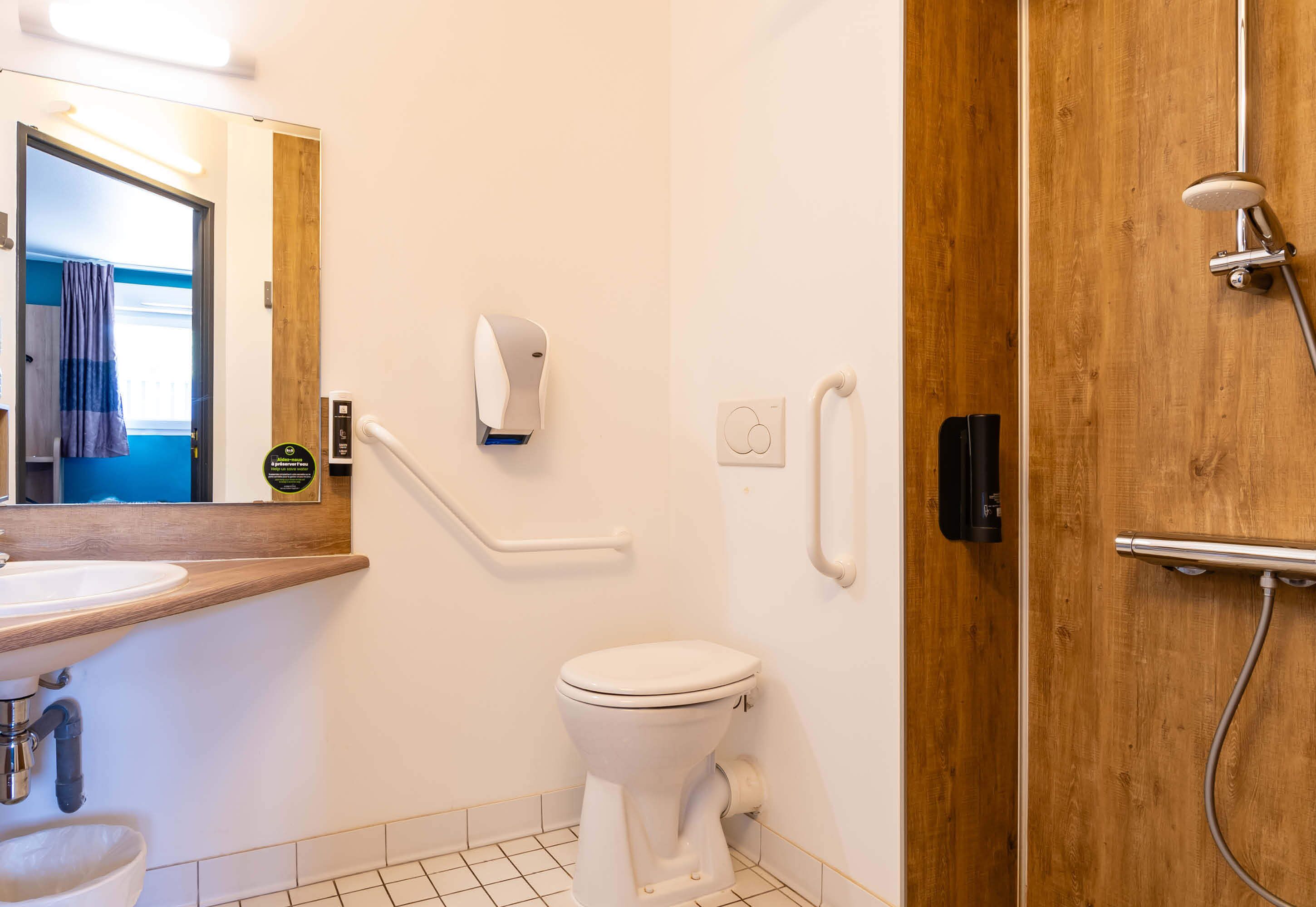double room, accessible, non smoking | bathroom | shower, towels