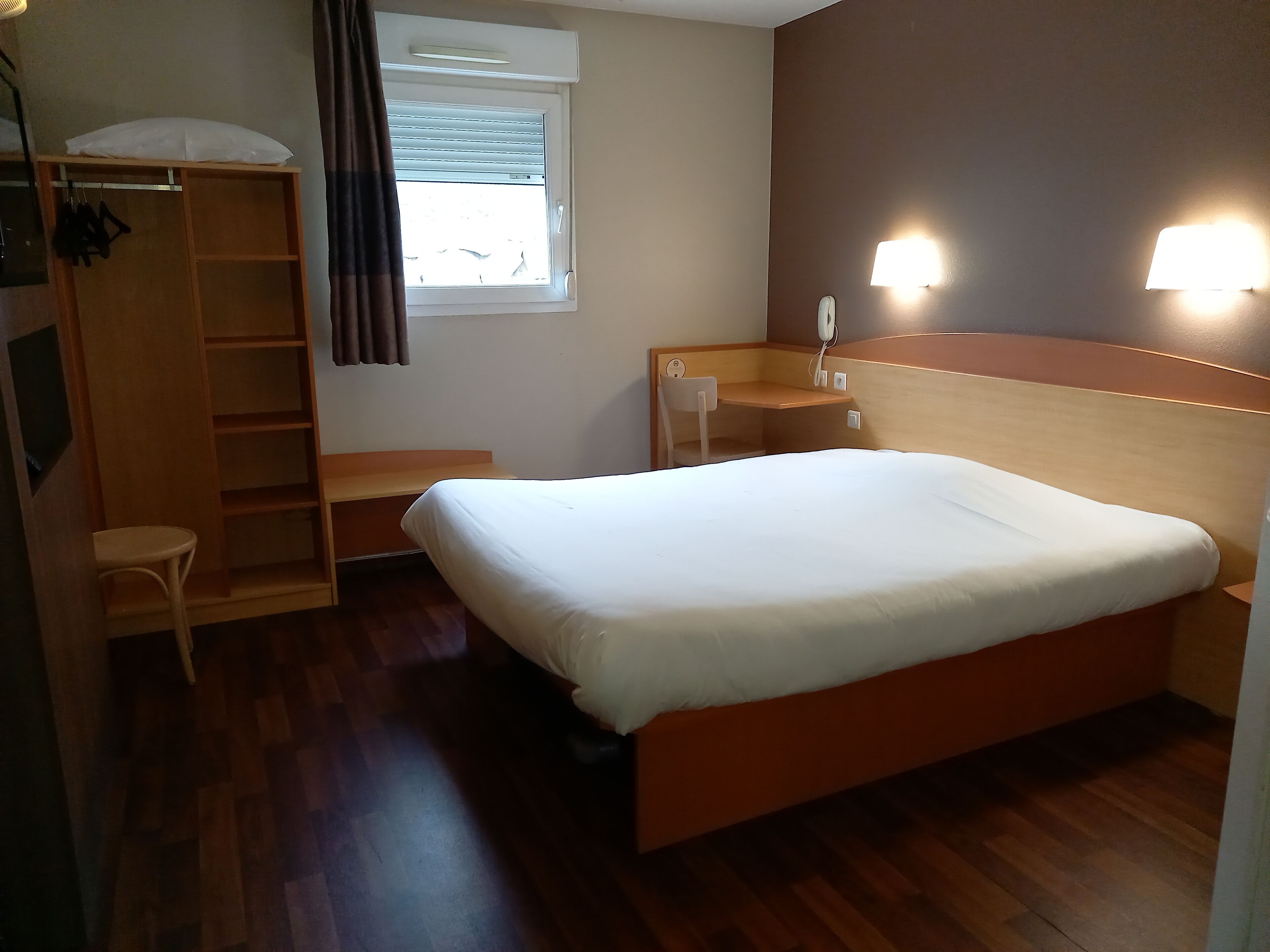 1 bedroom, premium bedding, desk, soundproofing