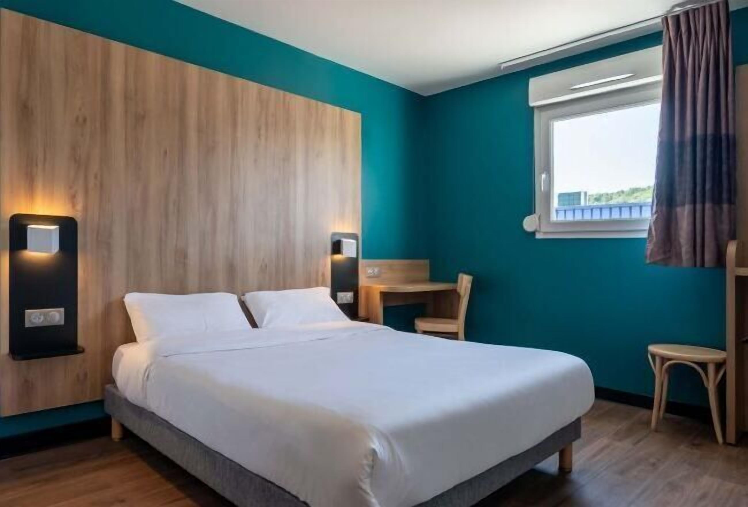 Premium bedding, desk, soundproofing, free WiFi