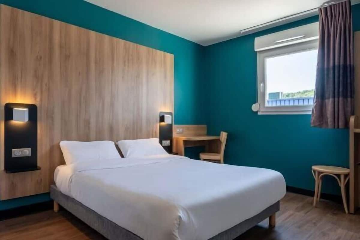 Premium bedding, desk, soundproofing, free WiFi