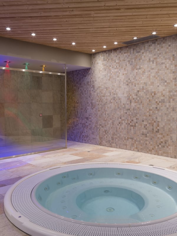 Couples treatment rooms, sauna, hot tub, Turkish bath, body treatments