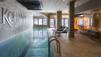 2 piscines couvertes, chaises longues