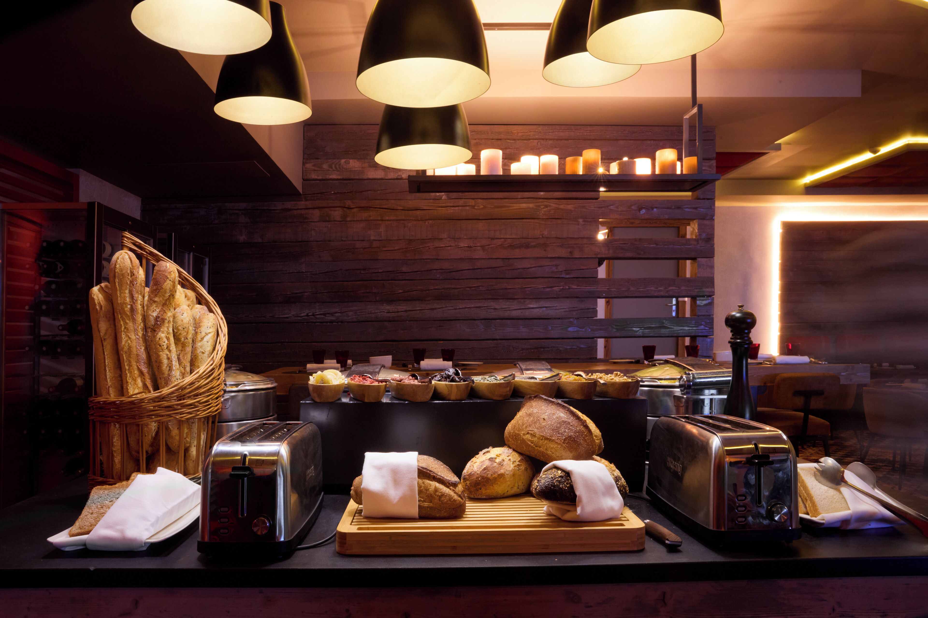 Ein Frühstücksbuffet mit Brot, Gebäck und Toastern.