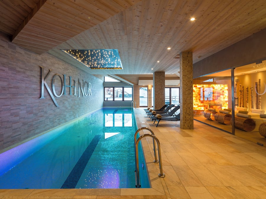 Piscine couverte, chaises longues