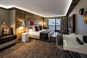 Premium bedding, free minibar items, in-room safe, desk