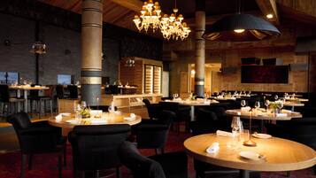 3 restaurants, breakfast, lunch, dinner served; international cuisine