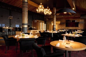 3 restauranter, frokost, lunsj og middag serveres, internasjonale retter