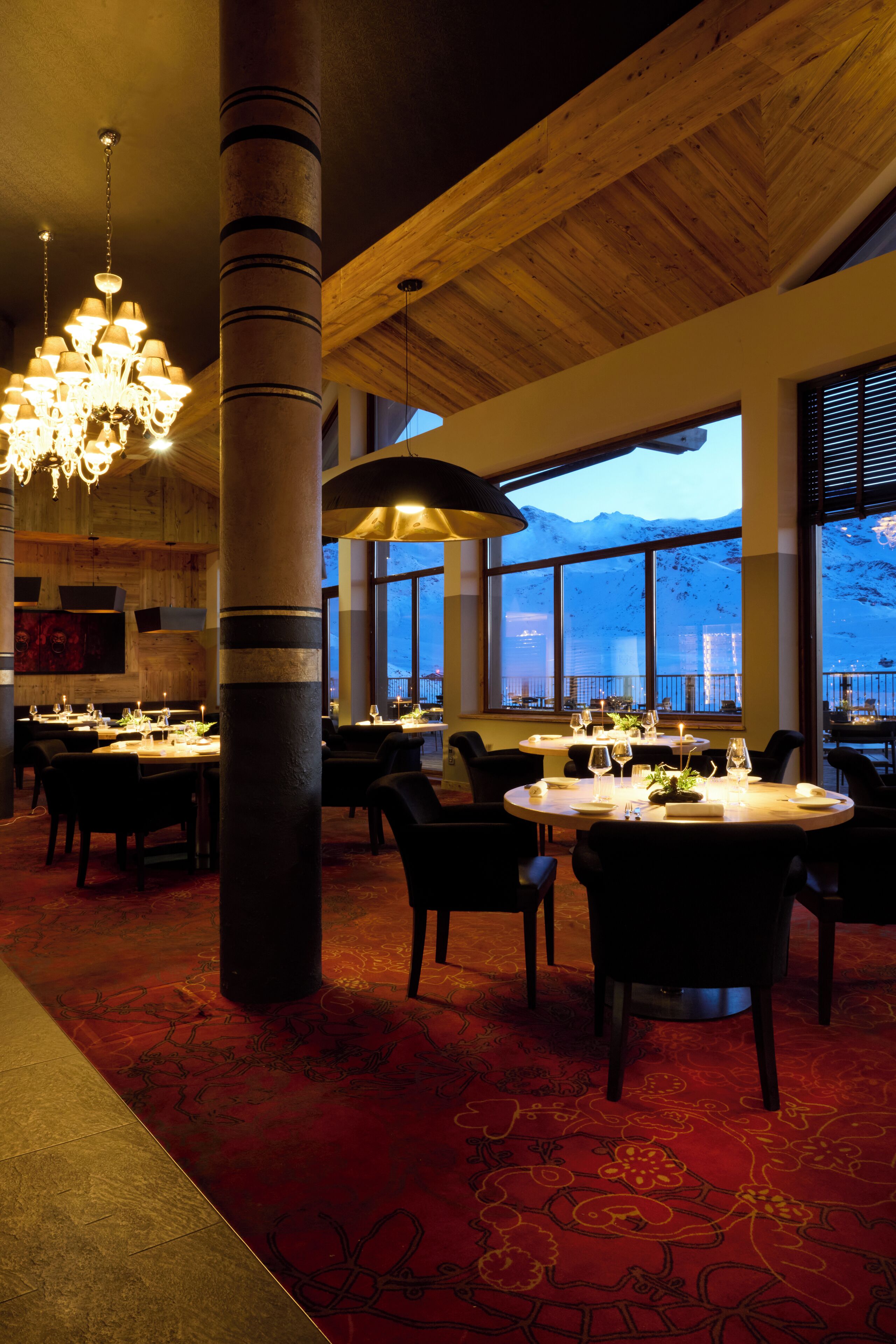 3 restoran, sarapan, makan tengah hari dihidangkan; masakan antarabangsa