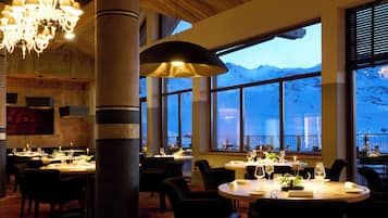 3 restoran, sarapan, makan tengah hari dihidangkan; masakan antarabangsa