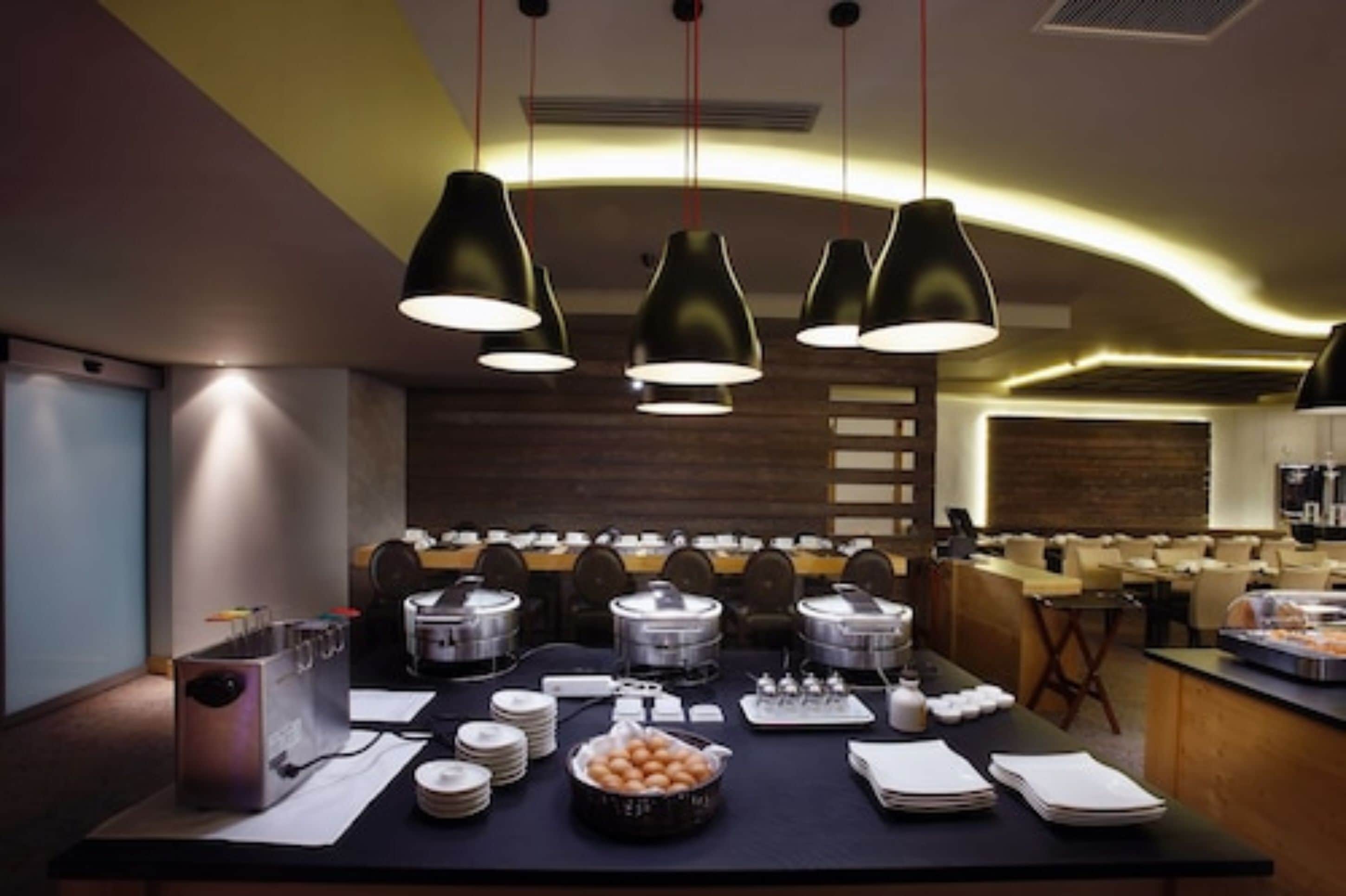 3 間餐廳，供應早餐、午餐和晚餐，國際料理