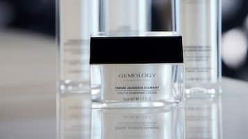 Couples treatment room(s), sauna, hot tub, steam room, massages