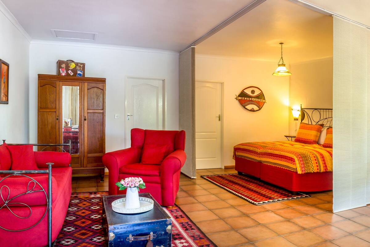 Studio | Living area | 32-inch flat-screen TV with satellite channels, TV