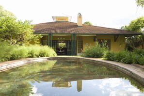 Outdoor pool, sun loungers - Jacana Gardens Guest Lodge (Harare)