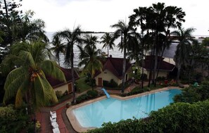 Outdoor pool - Makassar Golden Hotel (Makassar)