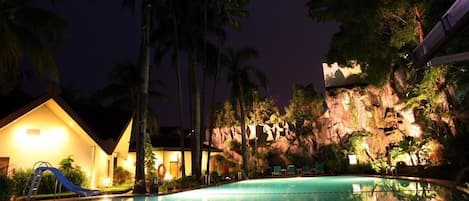 Una piscina al aire libre