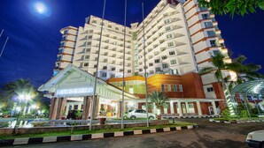A multi-story hotel with a prominent entrance and a well-lit facade. - Hotel Sahid Jaya Makassar City Centre (Makassar)
