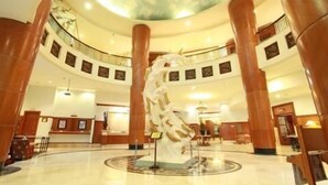 A spacious lobby with a central sculpture, high ceilings, and a circular layout. - Hotel Sahid Jaya Makassar City Centre (Makassar)