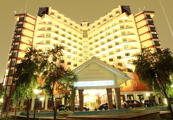 A multi-story hotel with a central entrance and a sign reading "Hotel Sidi Makassar".