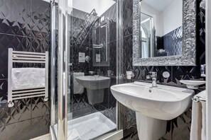 Classic Single Room | Bathroom | Shower, rainfall showerhead, free toiletries, hair dryer - Navona Queen Rooftop (Rome)