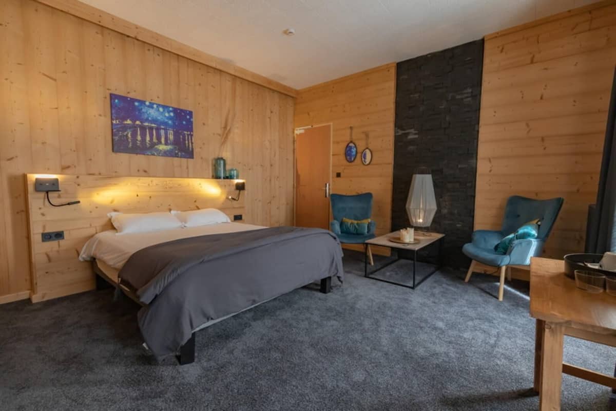 Large Double Room Chalet Spirit with Cour view | Desk, soundproofing, cots/infant beds, free WiFi